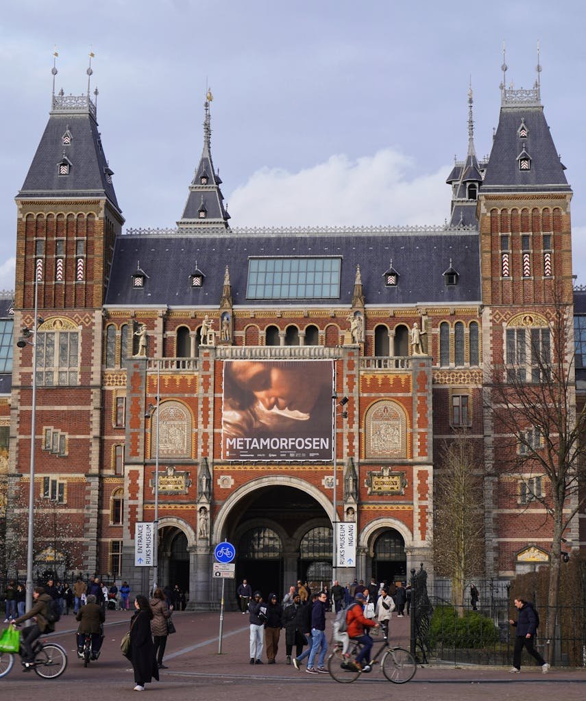 Front view of the Rijksmuseum in Amsterdam featuring the Metamorfosen exhibition banner.