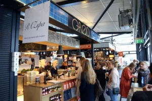 Grød porridge bar in Nørrebro Copenhagen with bowls of oat porridge and colorful toppings